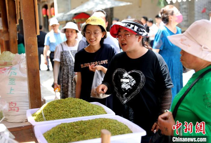 圖為民眾購買青海特色小吃?！⊙Φ?攝