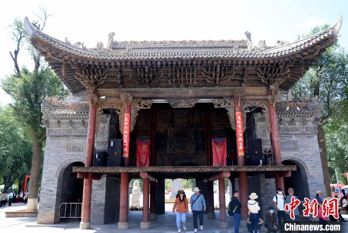 圖為平安驛·河湟民俗文化體驗地的戲樓。　薛蒂 攝