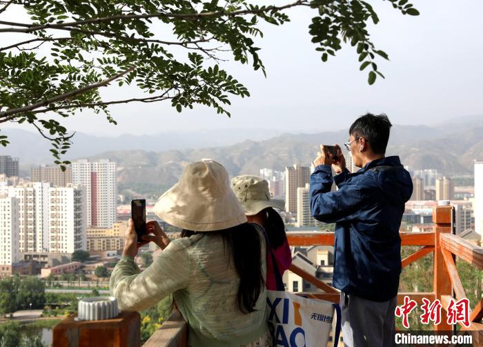 圖為媒體記者登頂朝陽山?！⊙Φ?攝