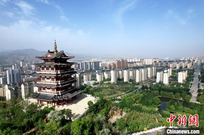 圖為航拍樂都區(qū)朝陽山片區(qū)?！⊙Φ?攝