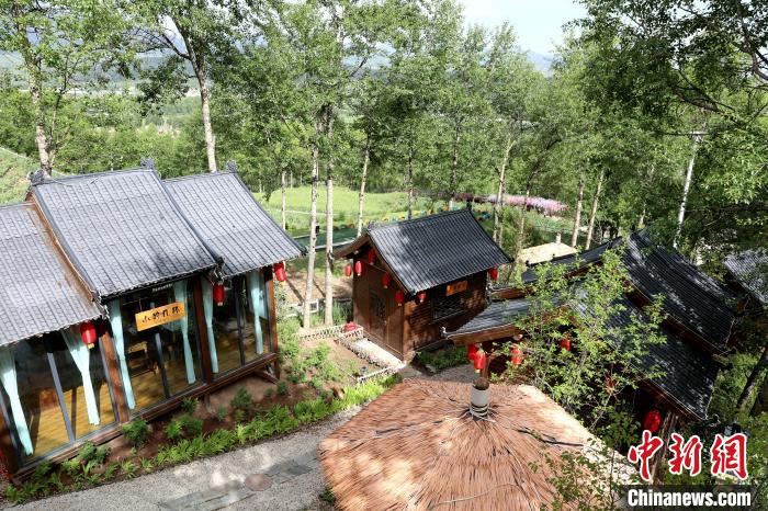 圖為景區(qū)內(nèi)依山而建的民宿?！⊙Φ?攝