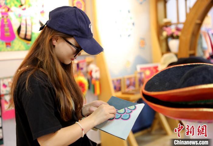 圖為民眾體驗(yàn)國(guó)家級(jí)非遺項(xiàng)目盤繡技藝。　薛蒂 攝