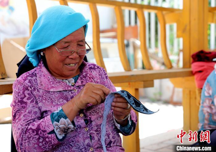 圖為繡娘在土族盤繡園內(nèi)制作盤繡?！⊙Φ?攝