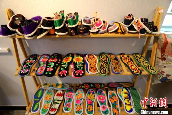 圖為盤繡作品?！⊙Φ?攝