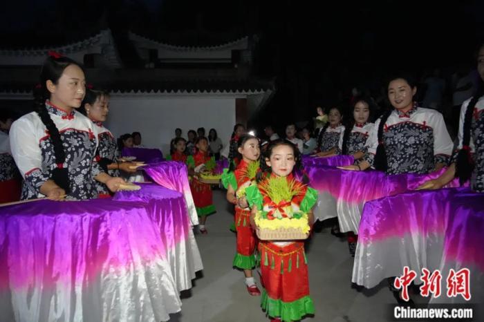 甘肅省西和縣姜席鎮(zhèn)晚霞湖畔，當(dāng)?shù)孛耖g舉行盛大的乞巧儀式。魏朵朵 攝