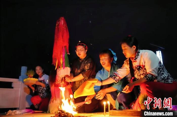 持續(xù)七天八夜的乞巧節(jié)正在西漢水上游的甘肅省西和縣進(jìn)行。西和縣姜席鎮(zhèn)晚霞湖畔，民眾“巧頭”點(diǎn)蠟、炷香、焚裱紙、跪拜，準(zhǔn)備將“巧娘娘”請(qǐng)進(jìn)院。魏朵朵 攝