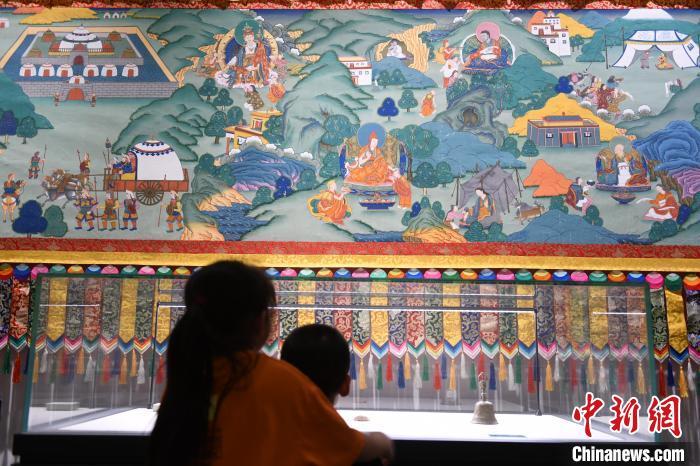 8月20日，兩名小觀眾參觀大型歷史題材卷軸唐卡“涼州會(huì)盟”?！〈魑牟?攝