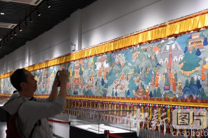 圖為觀眾觀看唐卡《涼州會盟》。 中新社記者 戴文昌 攝