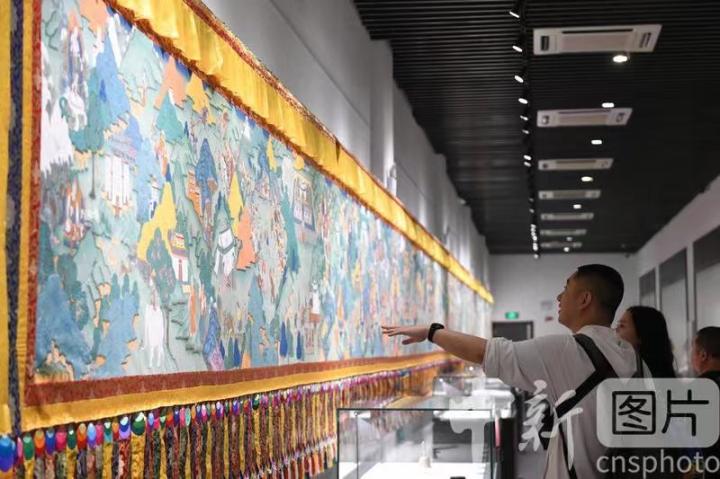 圖為觀眾參觀唐卡《涼州會盟》。 中新社記者 戴文昌 攝