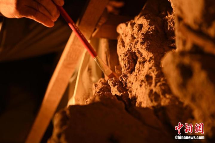 8月25日，文物修復(fù)師牟常有進(jìn)行文物修復(fù)工作。