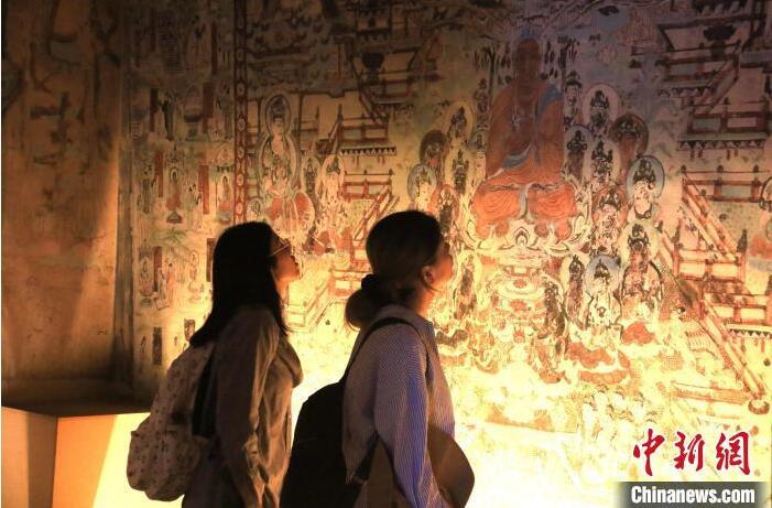 2023年8月27日，游客在甘肅省敦煌市博物館參觀文物展。張曉亮 攝(資料圖)