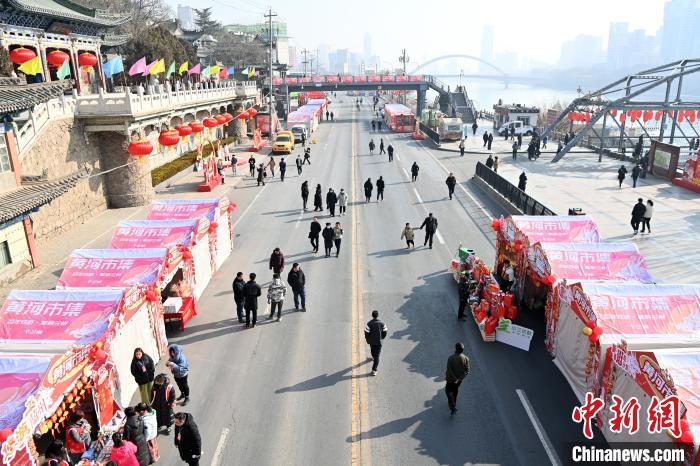 1月30日，蘭州黃河畔的年貨集市吸引顧客選購年貨。九美旦增 攝</p><p>