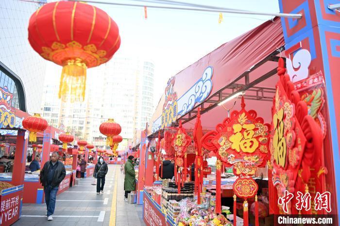 1月30日，蘭州街頭琳瑯滿目的年貨吸引顧客選購。九美旦增 攝</p><p>