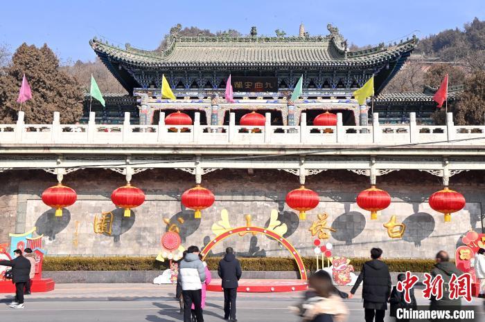 1月30日，裝扮一新的蘭州白塔山公園節(jié)日氛圍濃厚。九美旦增 攝</p><p>