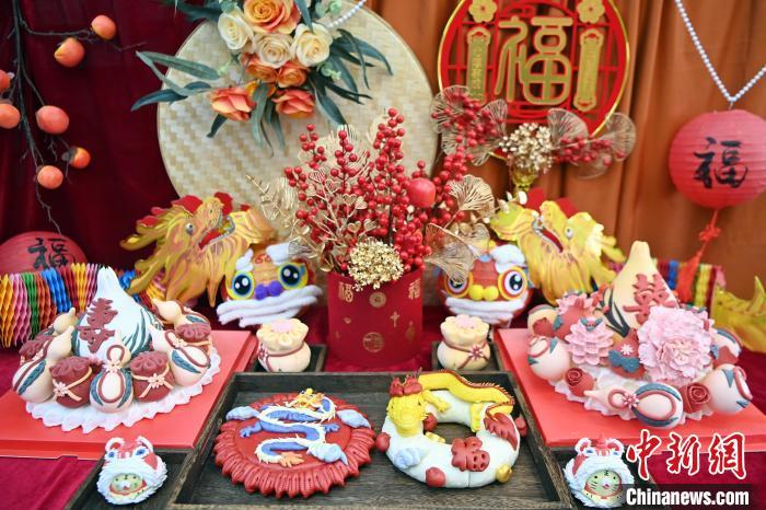 1月25日，春節(jié)臨近，蘭州一花饃店“龍”元素花饃熱銷。圖為展出的“龍”元素花饃。九美旦增 攝
