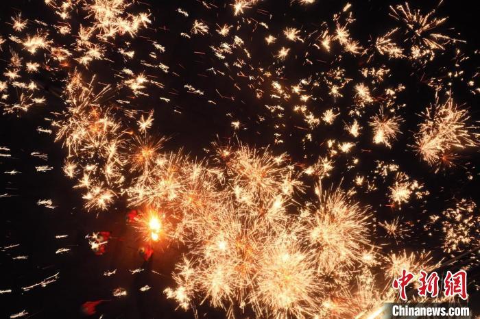 灼熱的鐵水在空中迸散。在空中形成“鐵花火雨”的景象，似天女散花，似群星漫天，如夢如幻，美不勝收。侯奇志 攝</p>
<p>