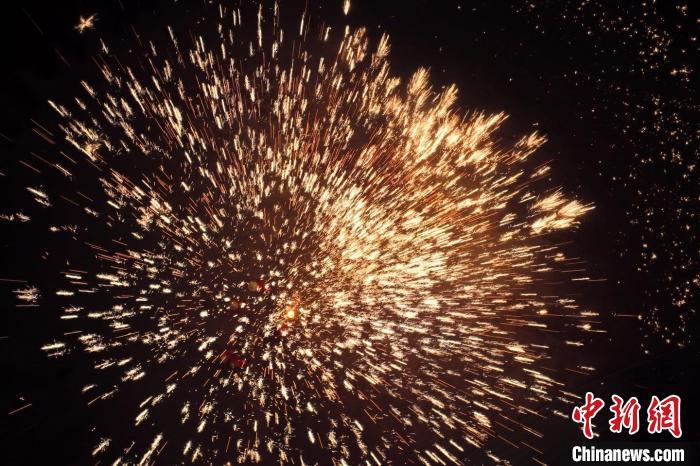 據(jù)悉，“花”與“發(fā)”諧音，取“打花打花，越打越發(fā)”之意?！按蜩F花”不僅蘊含著人們祈福納祥的美好愿望，也展現(xiàn)了民間生鐵冶煉傳統(tǒng)技藝的工匠精神。侯奇志 攝