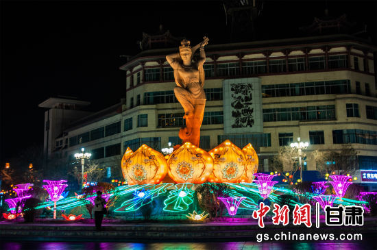 2024年春節(jié)期間，敦煌市中心盤旋路上的反彈琵琶燈組。王斌銀 攝