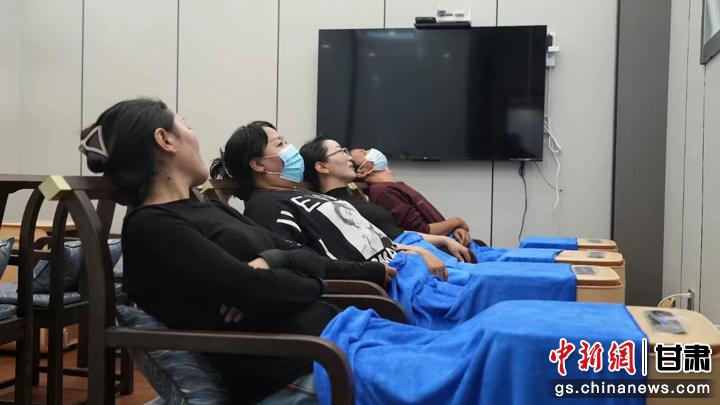 圖為當(dāng)?shù)鼐用耋w驗藏醫(yī)院診療。卓瑪草 攝