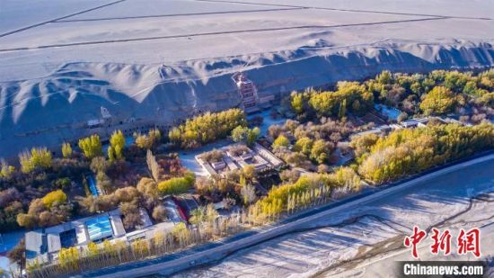 2022年11月，航拍深秋季節(jié)的莫高窟。　　王斌銀 攝