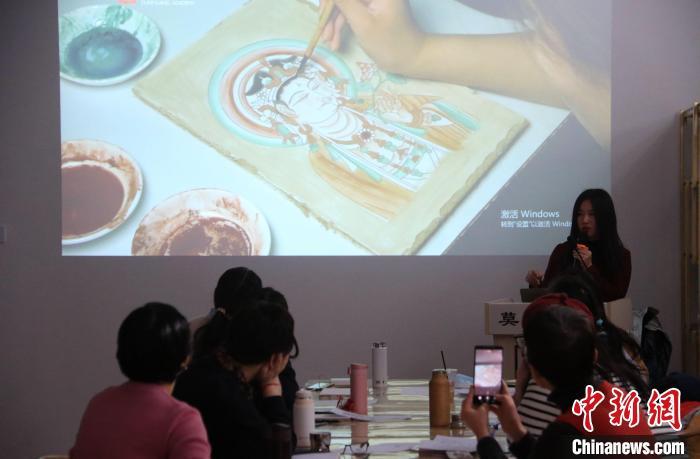 2023年2月，在敦煌研究院莫高學(xué)堂，研學(xué)導(dǎo)師給學(xué)員講授敦煌壁畫臨摹技法?！　垥粤?攝