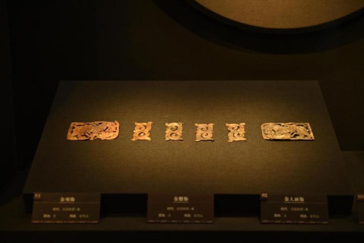 張家川縣馬家塬車輿博物館展陳的馬家塬遺址出土的金項飾、金腰飾、金人畫飾等。李亞龍 攝　　