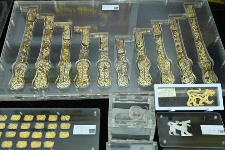 張家川馬家塬出土的金帶飾、大角羊、人形鉛俑及狼形銀車輿飾等文物。