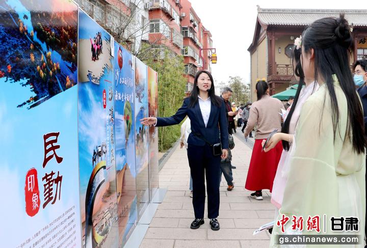 3月下旬，民勤縣在天水啟漢樓廣場舉行推介會，宣傳本地旅游資源和農(nóng)特優(yōu)產(chǎn)品。圖為工作人員向游客介紹民勤自然風光、歷史文化。馬愛彬 攝