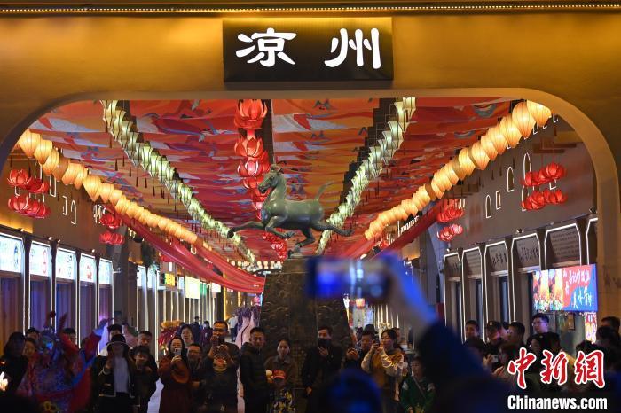 圖為游人拍攝煥然一新亮相的街區(qū)。李亞龍 攝</p><p>