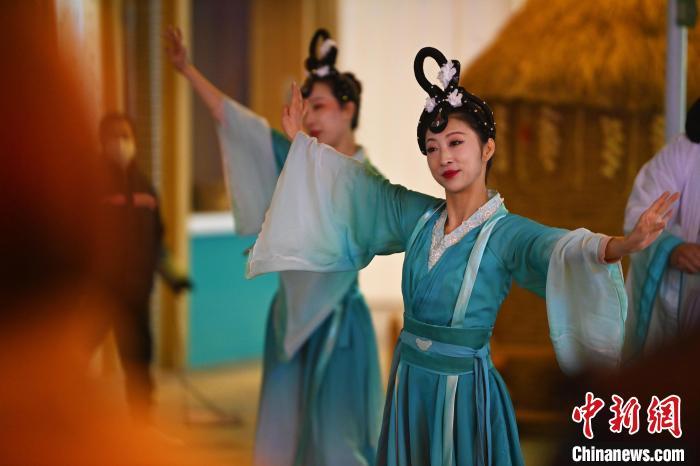 圖為工作人員進(jìn)行舞蹈表演。李亞龍 攝</p><p>