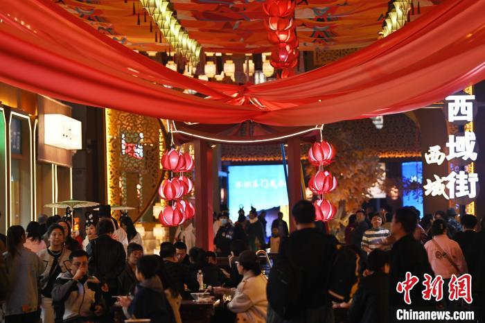 圖為街區(qū)現(xiàn)場游客絡(luò)繹不絕。李亞龍 攝</p><p>