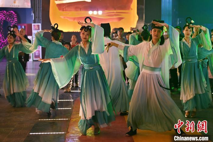 圖為工作人員進(jìn)行舞蹈表演。李亞龍 攝</p><p>