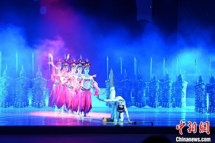 2023年2月18日，蘭州歌舞劇院創(chuàng)排的大型舞劇《大夢敦煌》?！　【琶赖┰?攝