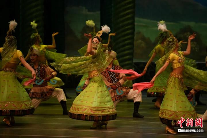 2024年2月23日晚，中國(guó)經(jīng)典舞劇《絲路花雨》在甘肅蘭州演出恭賀新春。李亞龍 攝