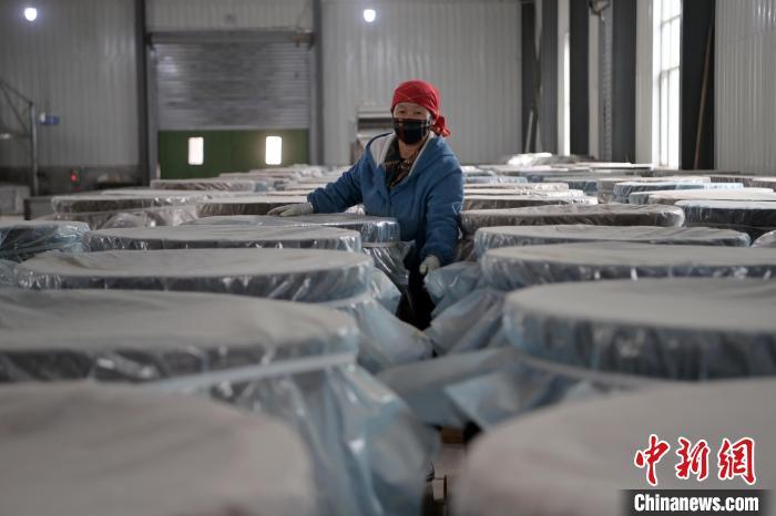 5月10日，工作人員檢查裝有酒糟的壇子。九美旦增　攝