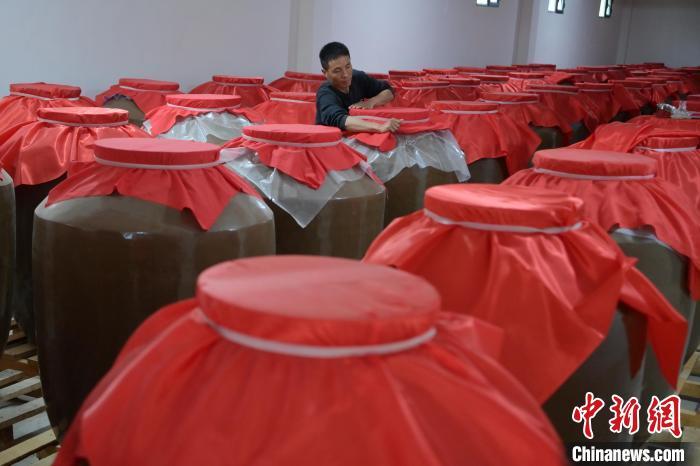 圖為5月10日，工作人員在儲酒庫檢查酒缸密封性。九美旦增　攝