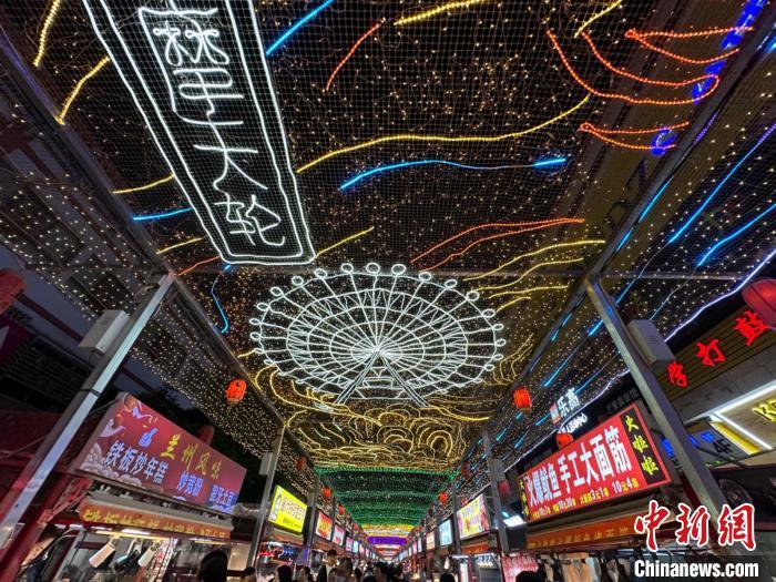 圖為明清街夜市燈光點亮具有武威文化元素的“摩天輪”彩燈。　戴文昌 攝</p><p>