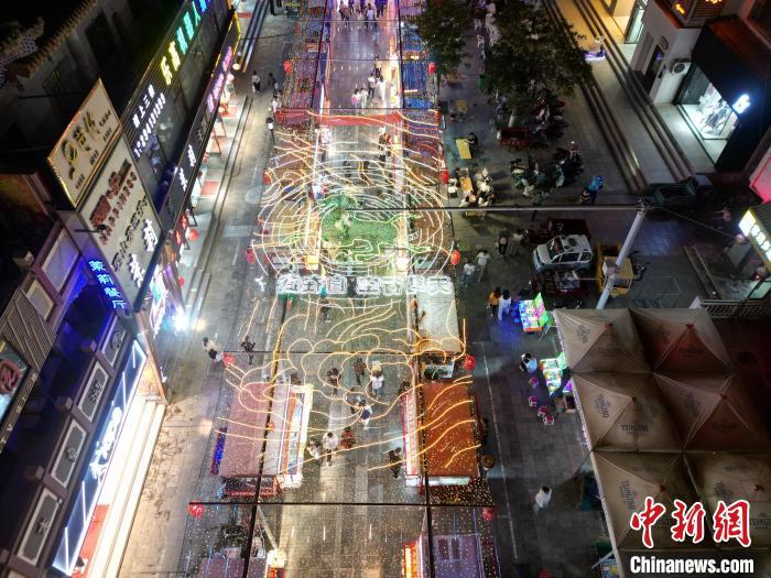 圖為明清街夜市燈光點亮具有武威文化元素的“銅奔馬”彩燈。(無人機照片) 　戴文昌 攝</p><p>