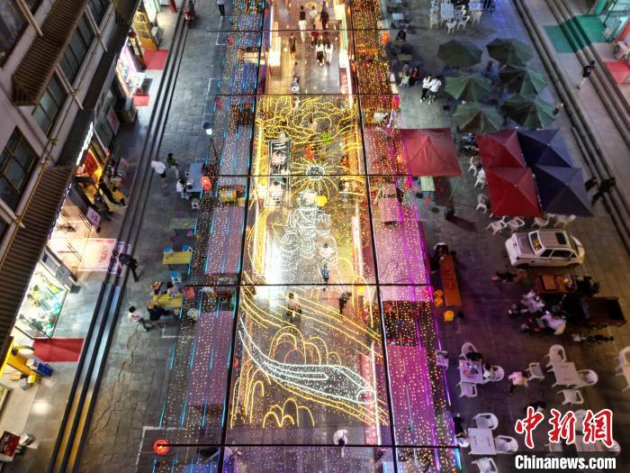 圖為明清街夜市燈光點亮具有武威文化元素的“天梯山石窟”彩燈。(無人機照片) 　戴文昌 攝</p><p>