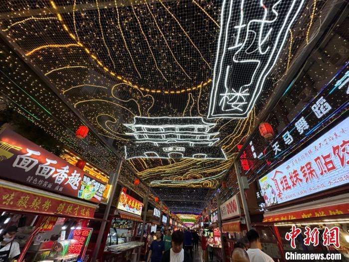 圖為明清街夜市燈光點亮具有武威文化元素的“涼州古城門”彩燈?！〈魑牟?攝</p><p>