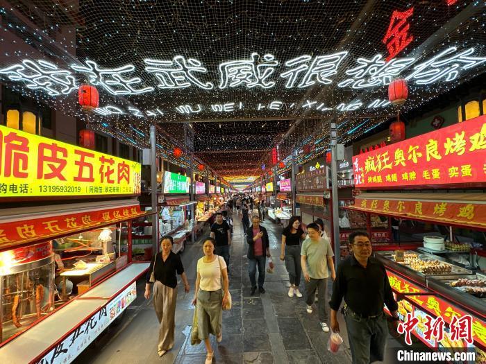 圖為明清街夜市燈光點亮“我在武威很想你”?！〈魑牟?攝</p><p>