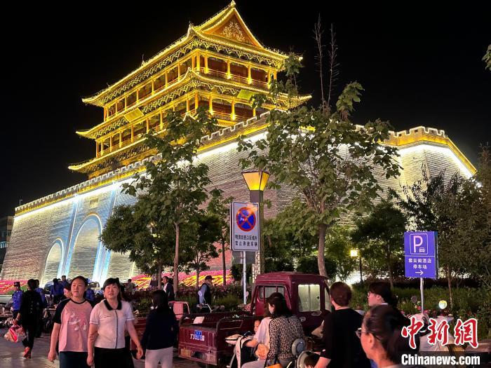 圖為夜幕降臨，涼州古城門燈光亮起。　戴文昌 攝