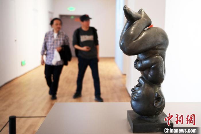 5月21日，觀眾參觀“絲路印跡”雕塑藝術(shù)作品展展出的雕塑作品。九美旦增 攝</p>
<p>