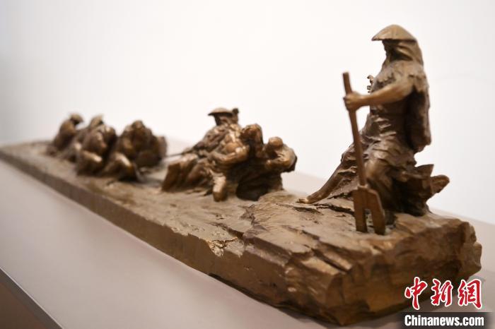 5月21日，在“絲路印跡”雕塑藝術(shù)作品展展出的作品《治水為民·禹德九州》。九美旦增 攝</p>
<p>
