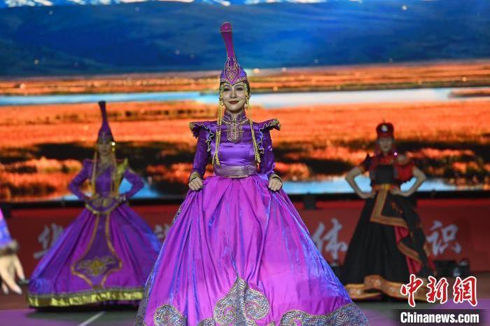 圖為開幕式現(xiàn)場蒙古族服飾秀。李亞龍 攝</p>
<p>