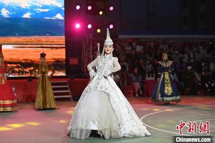 圖為開幕式現(xiàn)場蒙古族服飾秀。李亞龍 攝</p>
<p>