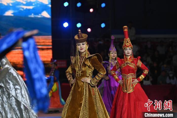 圖為開幕式現(xiàn)場蒙古族服飾秀。李亞龍 攝</p>
<p>