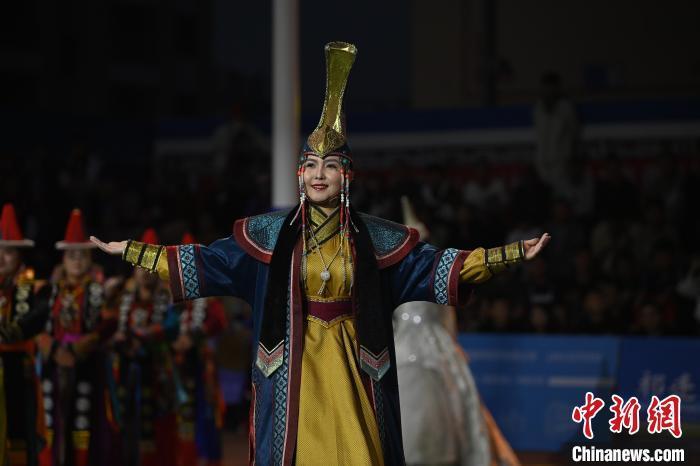 圖為開幕式現(xiàn)場蒙古族服飾秀。李亞龍 攝