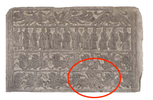 △漢代迎賓、車馬出行畫像石，現(xiàn)藏于臨沂市博物館。畫像石的第四層中有軺車出現(xiàn)。