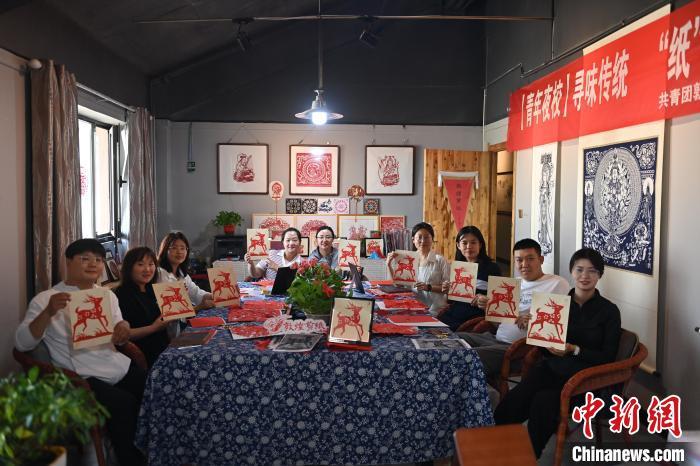 6月6日，在甘肅敦煌青年夜校課程中，青年學員展示學習敦煌非遺剪紙的成果。